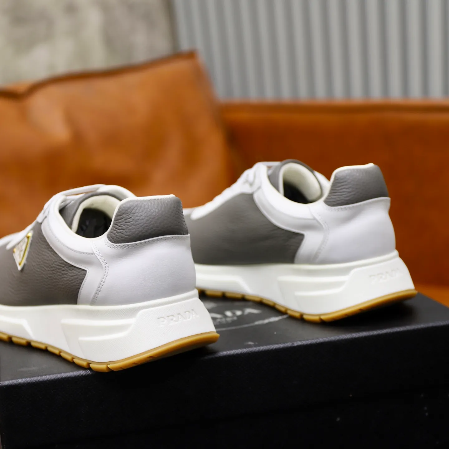Factory price: 760💰Top original order Brand: PRADA (Prada) Standard code: Men's size 38/44 (45 can be customized) Grade: Same as the official website Material: Original cowhide stitching imported cowhide lining Original combination two-color wear-resistant soft outsole Style category: Leisure and sports version Young fashion European and American trend British style Color: Real picture color